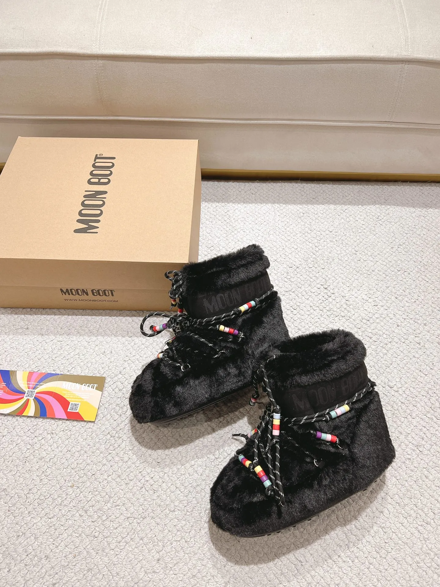 p660 [Exclusive top quality | New upgraded version] ✨A must-buy in winter 2025! Moon Boot moon snow boots - the ultimate warm weapon for fashionistas ❄️ Forget UGG! This winter🔥The "ugly Big Mac" that dominates the streets is here~ 👢The same Y2K retro style from Paris Hilton and Beckham is back! 4cm taller inside ✨ Invisible leg lift · Extremely slimming 👌 Fluffy and soft but not bloated, instantly show off your sense of style when put on your feet 🦋 The same style for both men and women | Can be worn by both men and women | Regardless of left or right foot!  ❄️Maximum thermal insulation power｜No pressure for fun in the snow 💫Trendy style code｜Easily achieve the Millennial hot girl style Say goodbye to ordinary snow boots ~ This winter you need to be warm and rusty! 🌟 #MoonBoot snow boots #winter hot style #瞞小similar style #millennium style wear ❶Fabric: original custom/cowhide/woven wool/high mercerized waterproof cloth ❷Inner: original 100% silk cotton liner ❸Feet: original 100% silk cotton liner ❹Outsole: original molded two-color non-slip outsole ❺Sole thickness: 4cm (including inner**) ❻Number of codes: 35-40 (41. Customized) ❼Packaging: Original full set of packaging ☀Color: Official website updated simultaneously